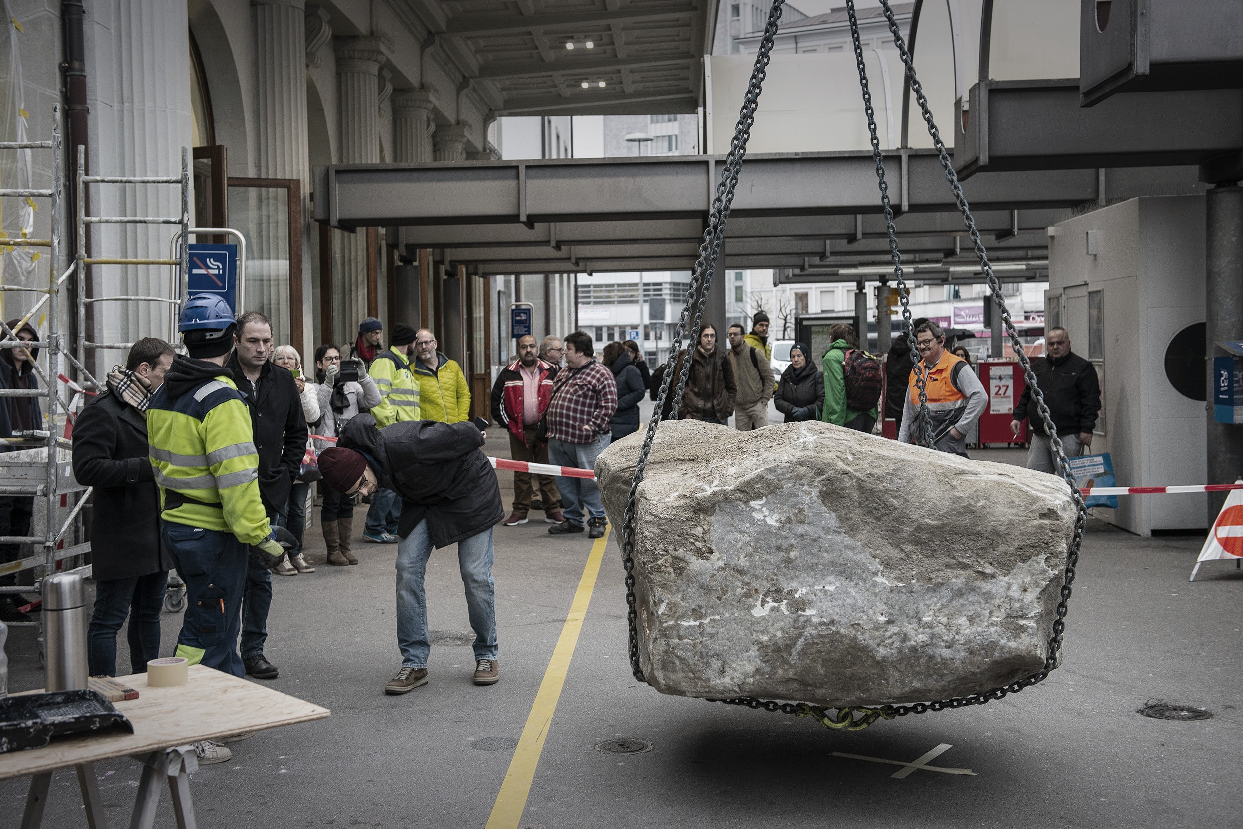 Soziale Architektur Goldklumpen Skulptur Monolith Megalith gold Bahnhof bahnhofplatz Freiburg SBB Zusammentreffen Begegnung Errichte Errichtung Oberfläche Findling