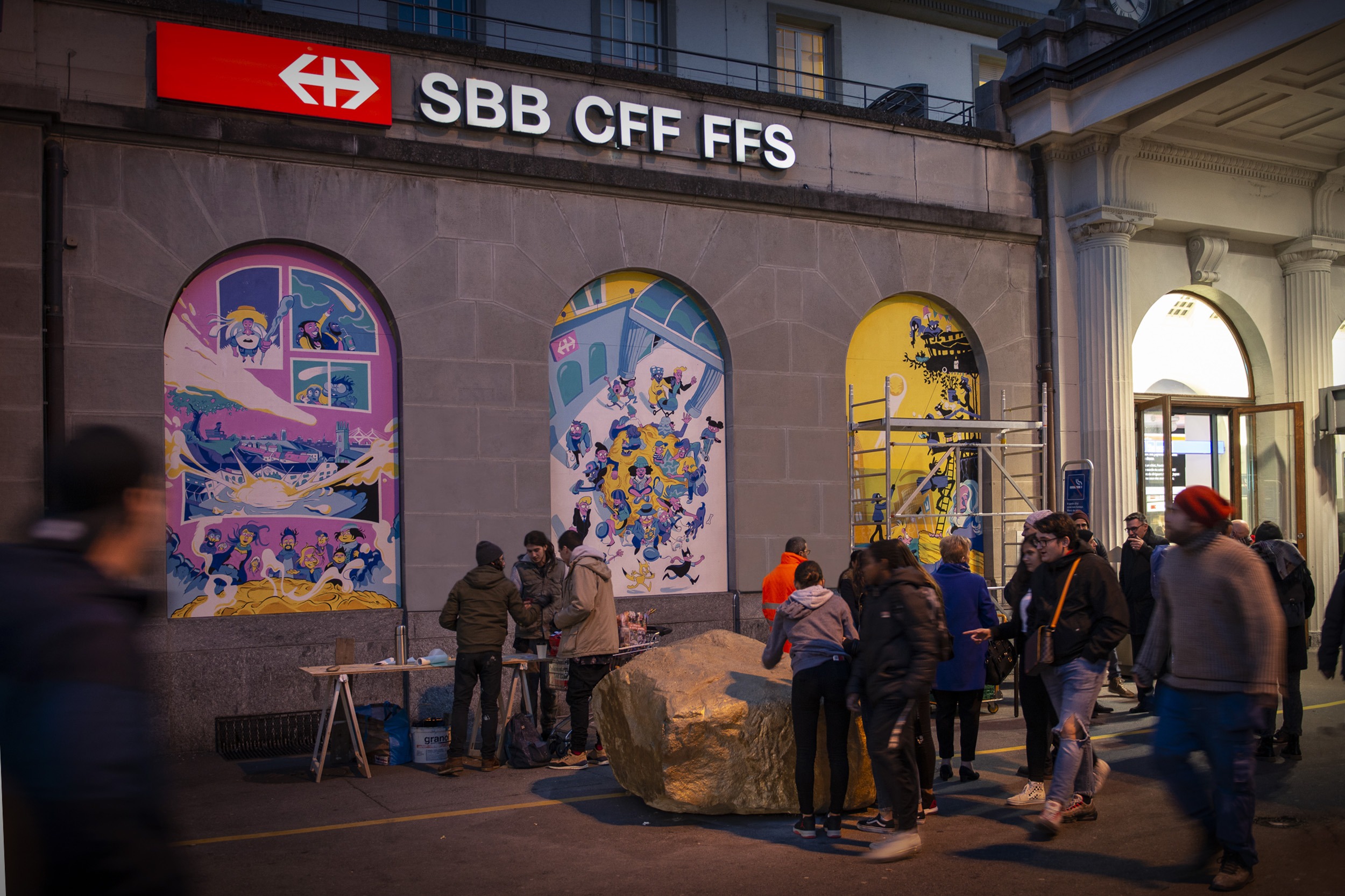 Soziale Architektur Goldklumpen Skulptur Monolith Megalith gold Bahnhof bahnhofplatz Freiburg SBB Zusammentreffen Begegnung Errichte Errichtung